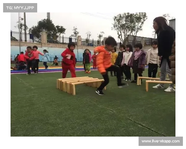 沈阳青少田径赛萌娃场边模仿跨栏动作引人注目成为最萌观众 沈阳青少田径赛萌娃场边模仿跨栏动作引人注目成为最萌观众